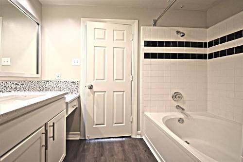 Elegant Stays Corporate Apartment Uptown - Downtown -