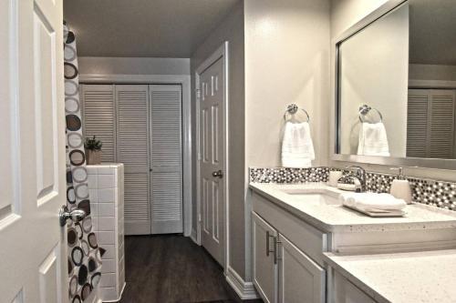 Elegant Stays Corporate Apartment Uptown - Downtown -