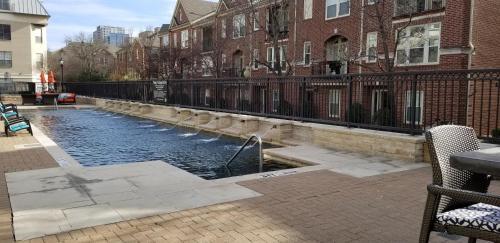 Elegant Stays Corporate Apartment Uptown - Downtown -