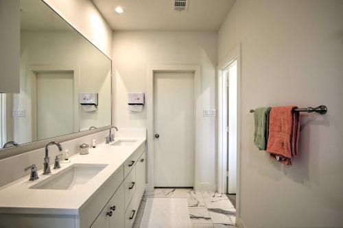 Sleek Dallas Townhouse - 5 Miles To Downtown!