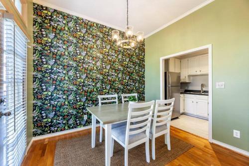 Modern-english Decor 1 Bedroom Apartment Work Remote