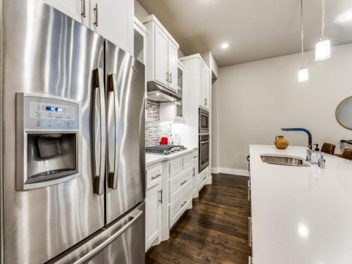 Cozysuites Uptown 3br King Beds Rooftop Deck Skyline View