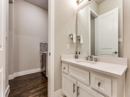 Cozysuites Uptown 3br King Beds Rooftop Deck Skyline View