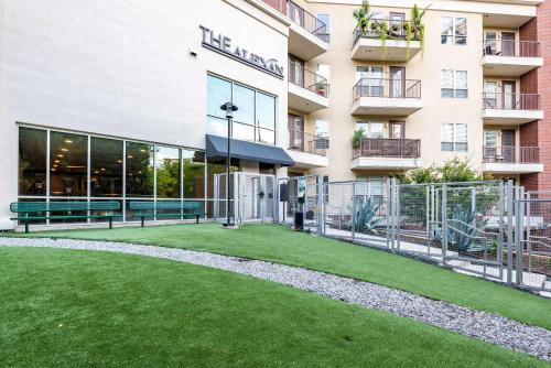 Bright Chic 1br Apartment By Stay Gia