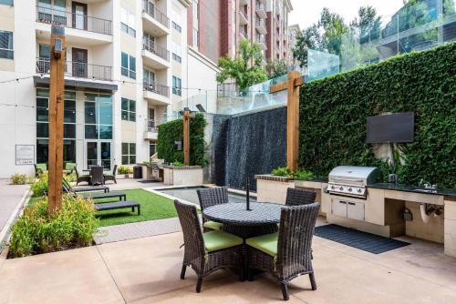 Bright Chic 1br Apartment By Stay Gia