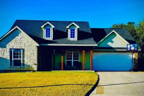 Divine 3bd/2ba + Lake, Firepit, Trampoline & Gym