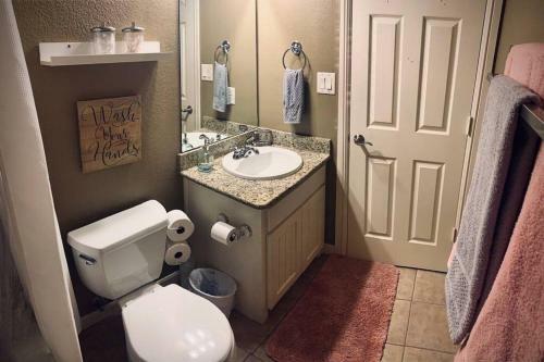 Divine 3bd/2ba + Lake, Firepit, Trampoline & Gym