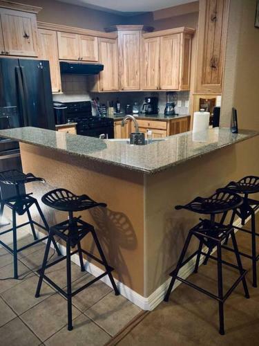 Divine 3bd/2ba + Lake, Firepit, Trampoline & Gym