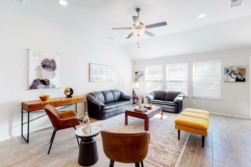 Modern Living In Lago Vista