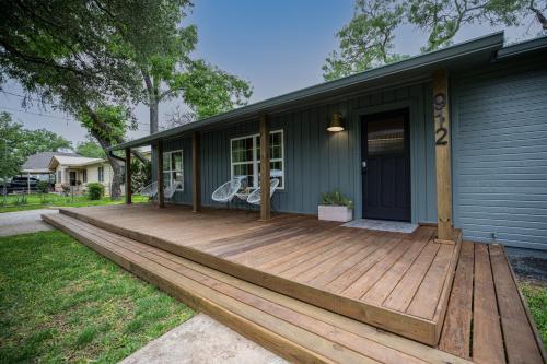 Gorgeous Modern Home With Cedar Barrel Hot Tub And Fire Pit