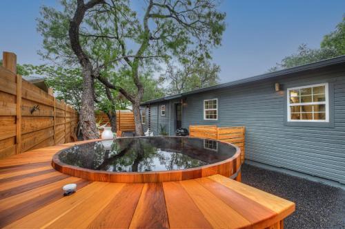 Gorgeous Modern Home With Cedar Barrel Hot Tub And Fire Pit