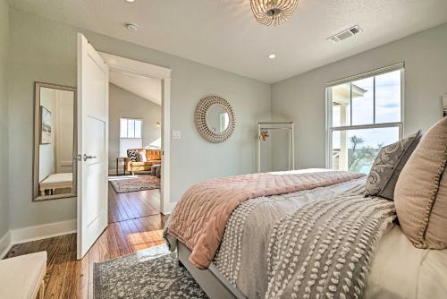 Comfy Hill Country Haven With Private Hot Tub!