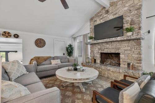 Gorgeous Home Near Wineries With Hot Tub And Fire Pit