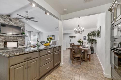 Gorgeous Home Near Wineries With Hot Tub And Fire Pit