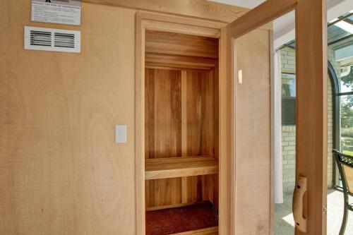 Stunning Home W Hot Tub, Sauna & Grill!