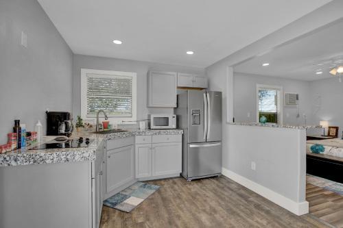 Stunning Home W Hot Tub, Sauna & Grill!