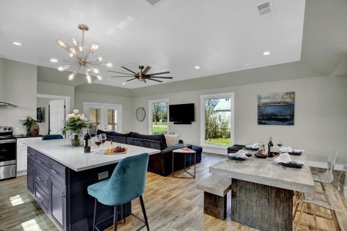 Luxury Home 1 Block To Main With Hottub