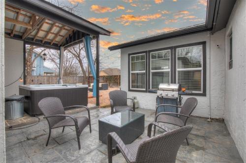 Chic Retreat Half Mile To Main Hot Tub