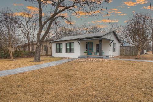 Chic Retreat Half Mile To Main Hot Tub