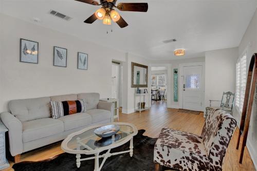 Chic Retreat Half Mile To Main Hot Tub