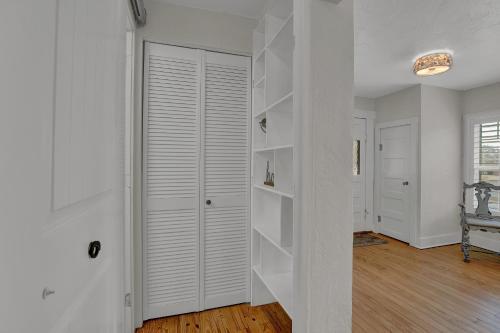 Chic Retreat Half Mile To Main Hot Tub