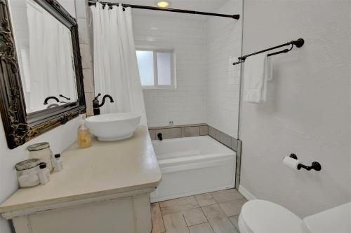 Chic Retreat Half Mile To Main Hot Tub