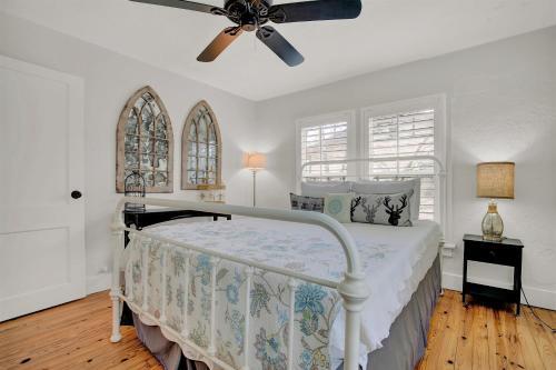 Chic Retreat Half Mile To Main Hot Tub