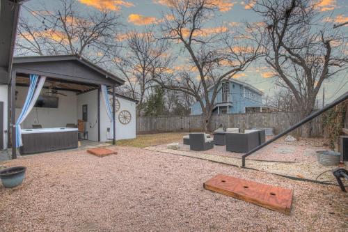 Chic Retreat Half Mile To Main Hot Tub