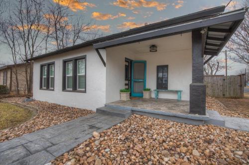 Chic Retreat Half Mile To Main Hot Tub