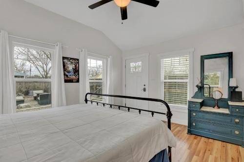 Chic Retreat Half Mile To Main Hot Tub