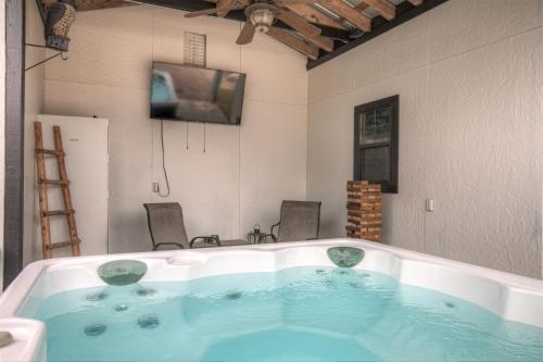 Chic Retreat Half Mile To Main Hot Tub