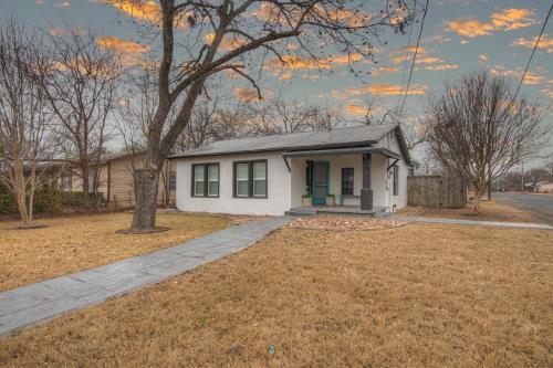 Chic Retreat Half Mile To Main Hot Tub