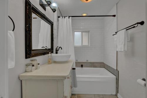Chic Retreat Half Mile To Main Hot Tub