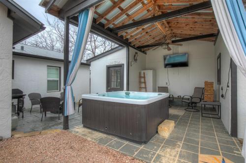 Chic Retreat Half Mile To Main Hot Tub