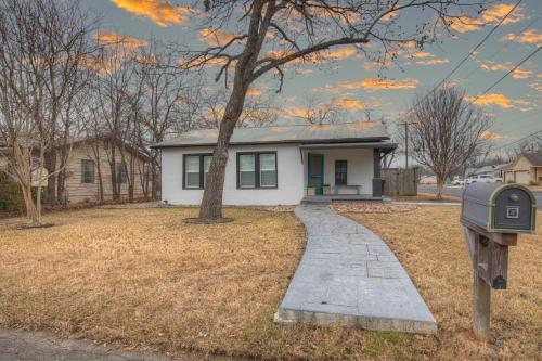 Chic Retreat Half Mile To Main Hot Tub