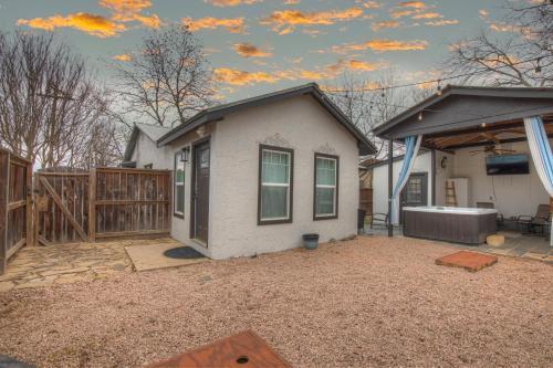 Chic Retreat Half Mile To Main Hot Tub
