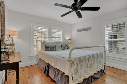 Chic Retreat Half Mile To Main Hot Tub
