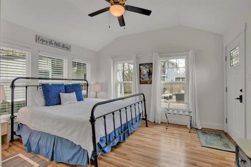 Chic Retreat Half Mile To Main Hot Tub