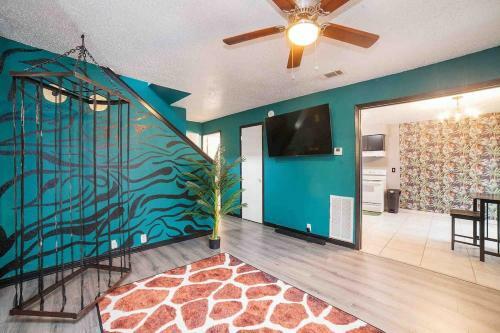 Stylish Jungle Insta-ready Townhome W/ Patio