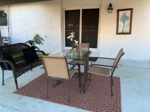 Oasis Near Dfw Airport With Mediterranean Setting