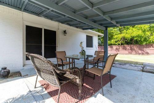 Oasis Near Dfw Airport With Mediterranean Setting