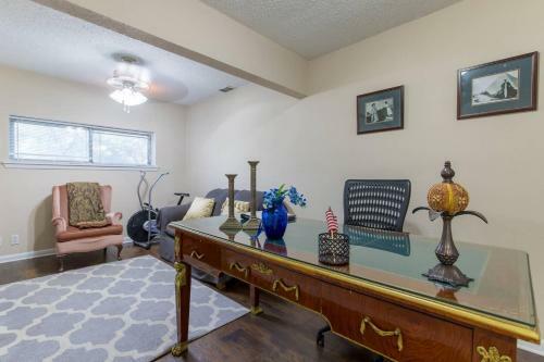 Oasis Near Dfw Airport With Mediterranean Setting