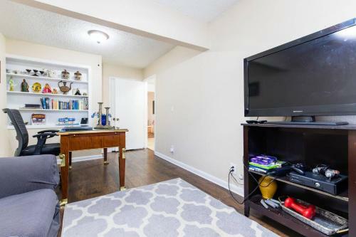 Oasis Near Dfw Airport With Mediterranean Setting