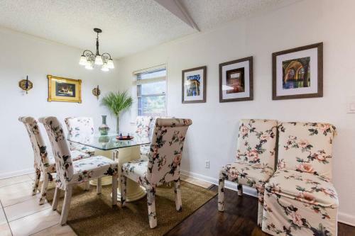 Oasis Near Dfw Airport With Mediterranean Setting