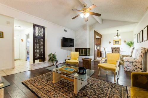Oasis Near Dfw Airport With Mediterranean Setting