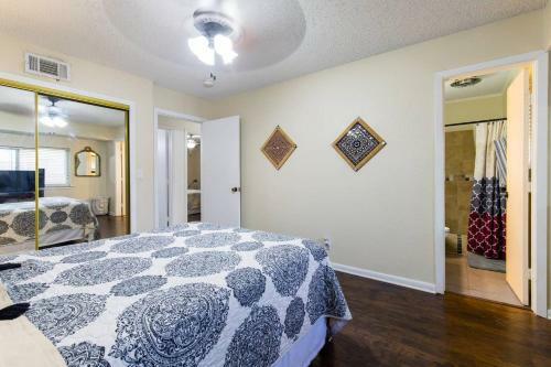 Oasis Near Dfw Airport With Mediterranean Setting