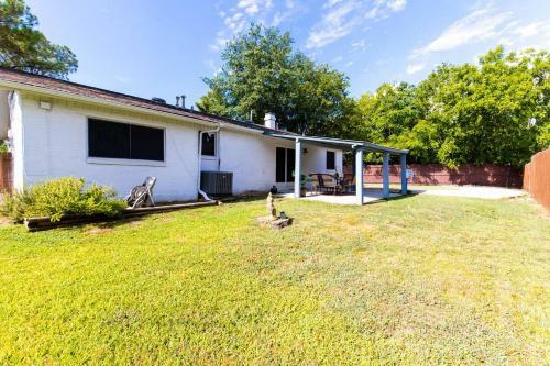 Oasis Near Dfw Airport With Mediterranean Setting