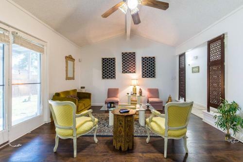 Oasis Near Dfw Airport With Mediterranean Setting
