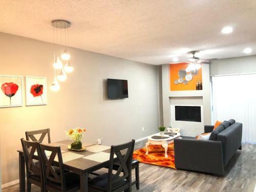 O-range Venue Apartment : Pool View, King Bed & Car Garage