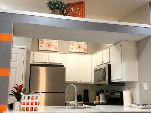 O-range Venue Apartment : Pool View, King Bed & Car Garage